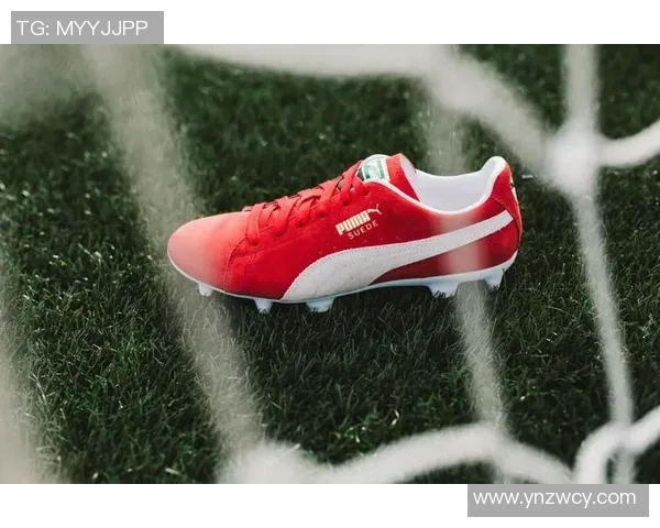 足球明星骑摩托展现激情与速度的完美结合引领年轻人的潮流风尚